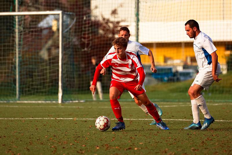 10. kolo okresního přeboru: TJ Sušice B (na snímku fotbalisté v bílých dresech) - FC Švihov 2:2 (1:1).