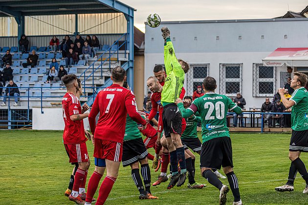 14. kolo FORTUNA divize A: SK Klatovy 1898 (na snímku fotbalisté v červených dresech) - SK Horní Bříza 4:1 (3:0).