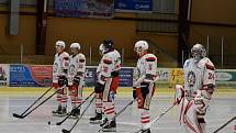 Hokejisté HC Klatovy B (na archivním snímku hráči v červených dresech) na úvod nové sezony skolil béčko Sokolova. V sobotu změří síly s Tachovem (v bílém).