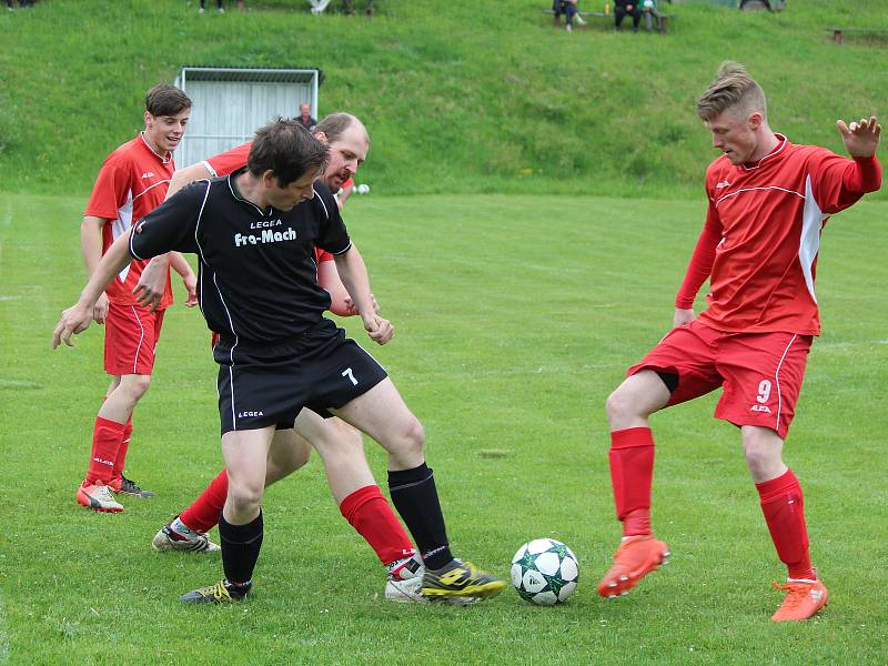 Fotbalisté TJ Hory Matky Boží (na archivním snímku hráči v černých dresech) podlehli sušickému céčko 4:5, ačkoliv ještě po poločase vedli.