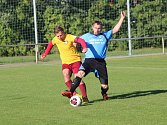 Fotbalisté janovické Dukly (na archivním snímku hráči ve žlutých dresech) deklasovali poslední Měčín vysoko 13:0. Tři body slavil také Malý Bor (v modrém).