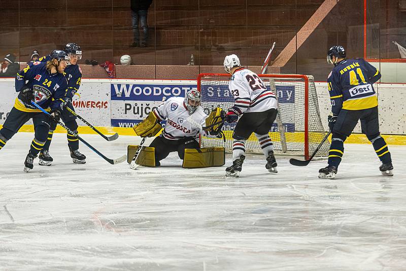 18. kolo západní konference 2. ligy: SHC Klatovy (na snímku hokejisté v bílých dresech) - HC Slovan Ústí nad Labem 0:2.