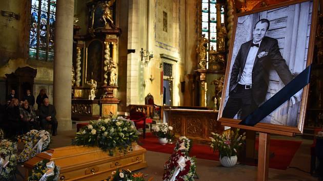 V sobotu se konalo poslední rozloučení se zavražděným klatovským podnikatelem Jiřím Žabkou. Nejprve se na jeho počest jela spanilá jízda kamionů po městě, poté se konala mše svatá v kostele.
