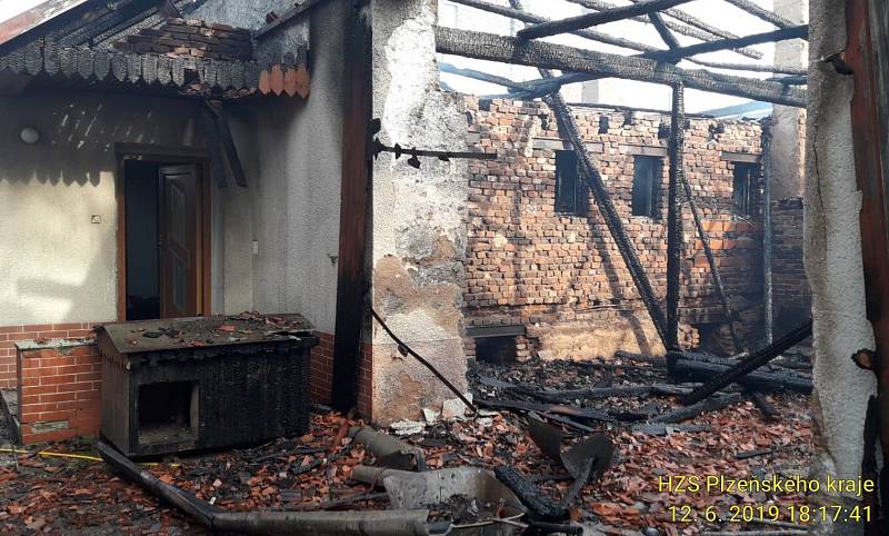 Požár dvou stodol v Dobroticích.