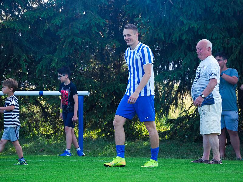 29. kolo KPM: FK Okula Nýrsko (hráči v modrobílých dresech) - TJ Sokol Lhota (žlutí) 5:1 (1:0).