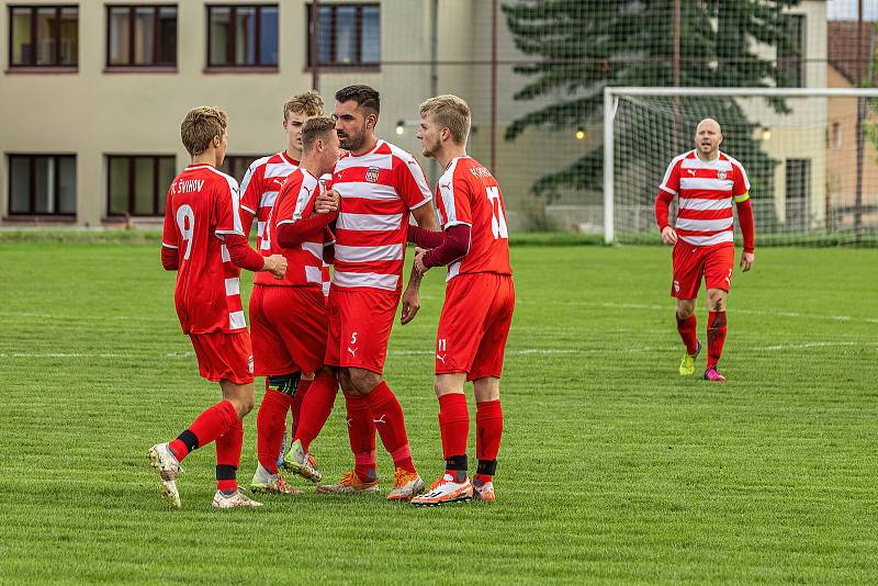 5. kolo OPM: FC Švihov (na snímku fotbalisté v červenobílých dresech) - TJ Sokol Chudenice (modří) 2:2 (2:0).