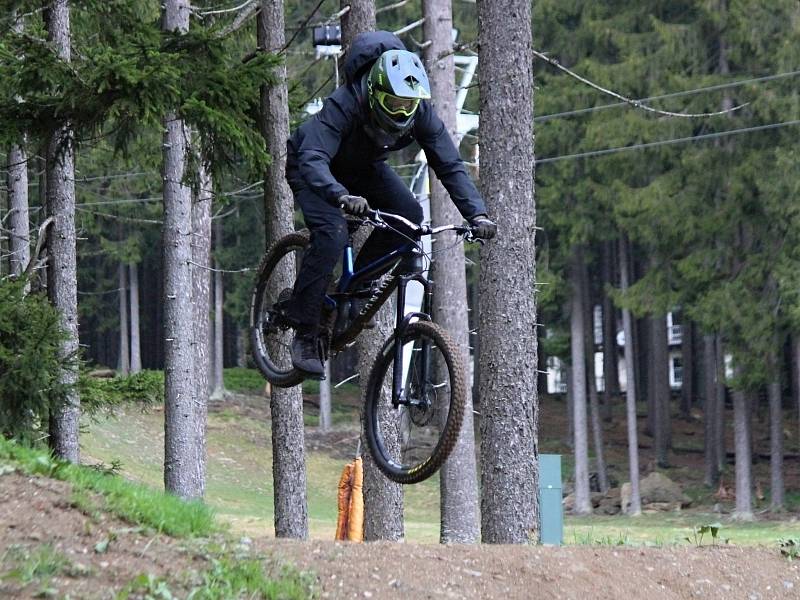 Zahájení sezony v bikeparku na Špičáku.