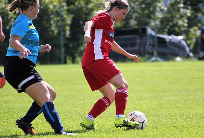 Na podzim fotbalistky SK Klatovy 1898 (červené dresy) porazily Borovany (modré dresy) 7:2. A uspěly i v nedělní odvetě, tentokrát 9:1.