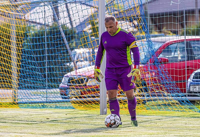 Fotbalisté SK Kovodružstvo Strážov B (na archivním snímku hráči v tmavých dresech) zvítězili 5:0. Tři body slaví také borci z Neznašov (modří).