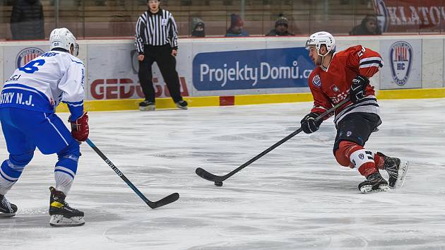 2. liga, skupina západ (nadstavba B, 3. kolo): SHC Klatovy (na snímku hráči v červených dresech) - HC Benátky nad Jizerou 5:4 po prodloužení.