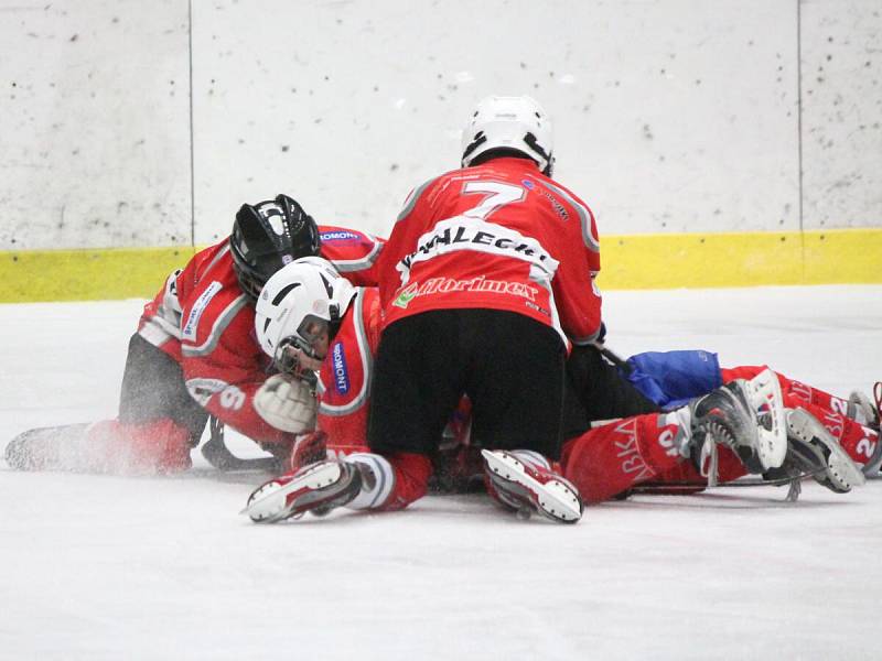 Liga mladších žáků: HC Klatovy (v červeném) - HC Český Krumlov 4:5.