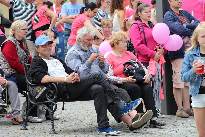 Stovky lidí s růžovými tričky a balónky se v sobotu sešlo na klatovském náměstí.