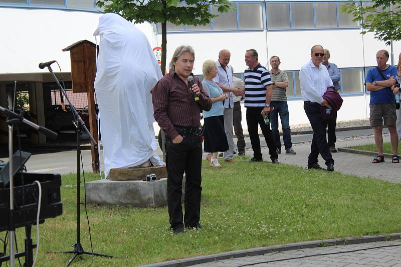 Odhalení sousoší Matky s dítětem v Klatovské nemocnici.