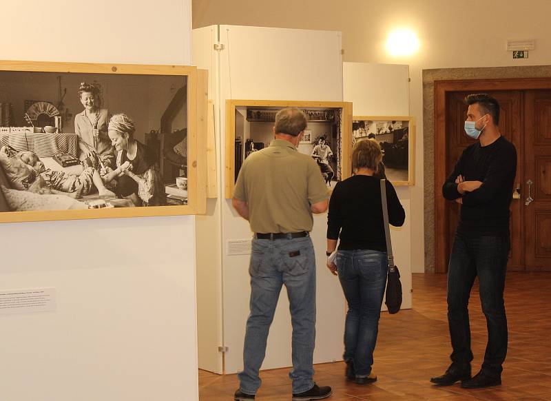 Vernisáž výstavy Štěpána Hona v refektáři jezuitské koleje v Klatovech.