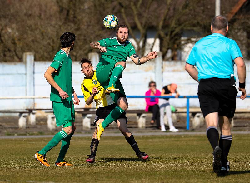 Fotbalisté TJ Pfeifer Chanovice (na archivním snímku hráči v zelených dresech) remizovali ve 22. kole I. B třídy s Blovicemi 1:1. Na penalty vyhráli hosté.