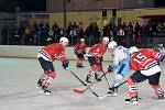 2. liga, skupina západ (nadstavba B, 6. kolo - Winter Classic): SHC Klatovy (hokejisté v červených dresech) vs. HC Stadion Cheb.
