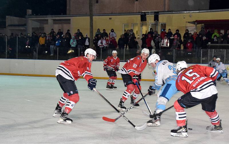 2. liga, skupina západ (nadstavba B, 6. kolo - Winter Classic): SHC Klatovy (hokejisté v červených dresech) vs. HC Stadion Cheb.