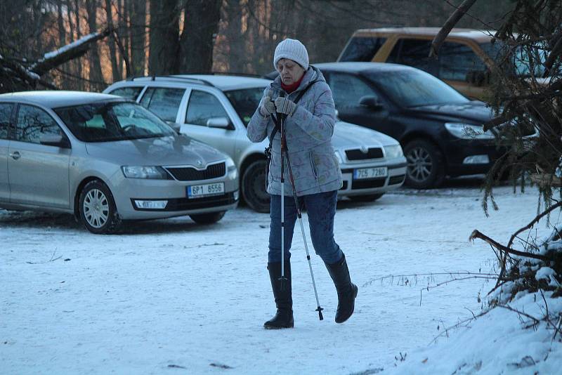 Parkoviště pod rozhlednou na Sedle v Albrechticích.