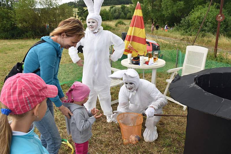 Ve Lhovicích se konala Cesta kolem pohádkového rybníka.