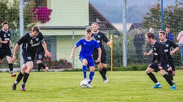 TJ Měcholupy (černí) versus SK Bolešiny (modří), archiv.