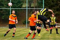 Tatran Dlouhá Ves (na archivním snímku fotbalisté v oranžových dresech) porazila béčko Okuly Nýrsko vysoko 5:0.