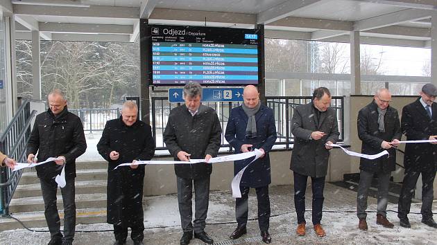 Nově zrekonstruovaná stanice v Pačejově a slavnostní ukončení prací.