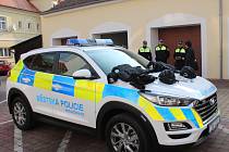 Městští strážníci v Horažďovicích dostali od města nové vozidlo, které splňuje všechny současné předpisy.