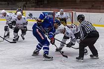 2. liga, západní konference (5. kolo): SHC Klatovy (na snímku hokejisté v bílých dresech) - HC Tábor 1:5 (0:3, 1:2, 0:0).