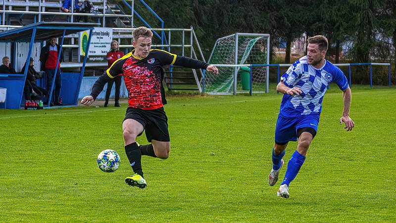 Fotbalisté FK Okula Nýrsko (na archivním snímku hráči v modrobílých dresech) skončili v letošní sezoně krajského přeboru na druhém místě.