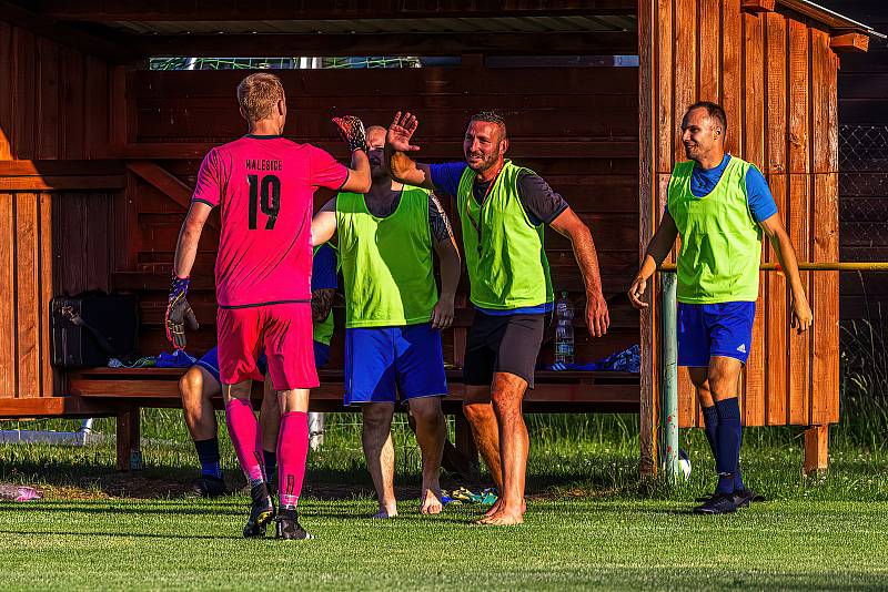 Baráž o I. A třídu, odveta: FK Svéradice (zelení) - TJ Sokol Malesice 1:2 (1:0).