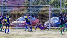 IV. třída, skupina A: SK Kovodružstvo Strážov B (černo-zelení) - Sokol Neznašovy (modré dresy) 1:3.