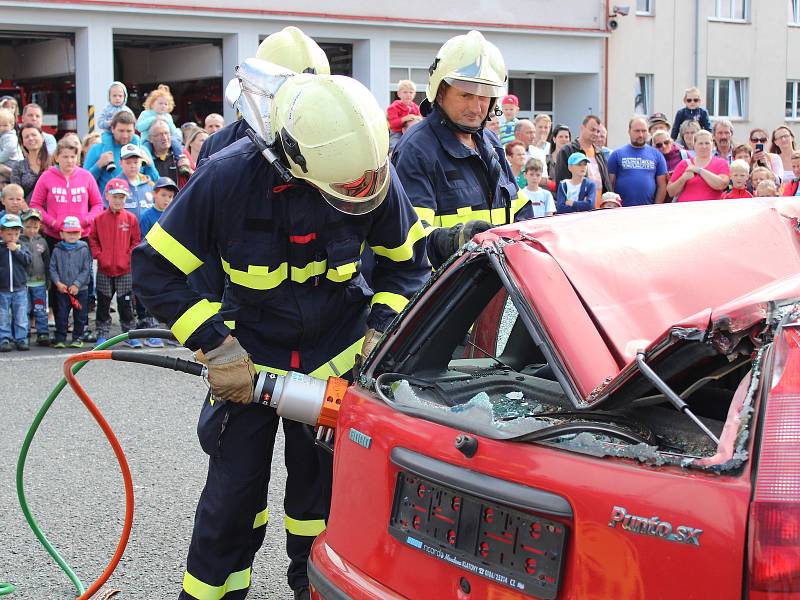 V prvním prázdninovém dni uspořádali hasiči klatovského územního odboru Hasičského záchranného sboru Plzeňského kraje ve své stanici den otevřených dveří