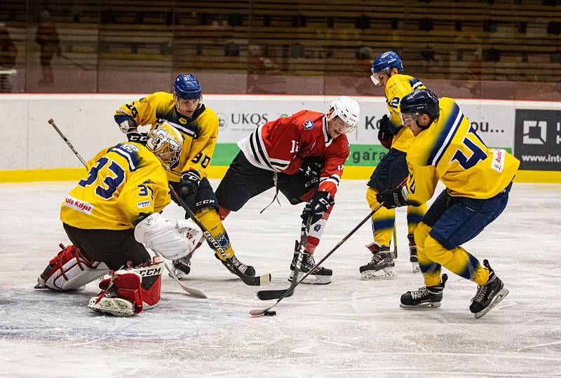 Hokejisté SHC Klatovy (na archivním snímku hráči v červených dresech) na úvod nové sezony podlehli HC Baník Příbram 4:6.