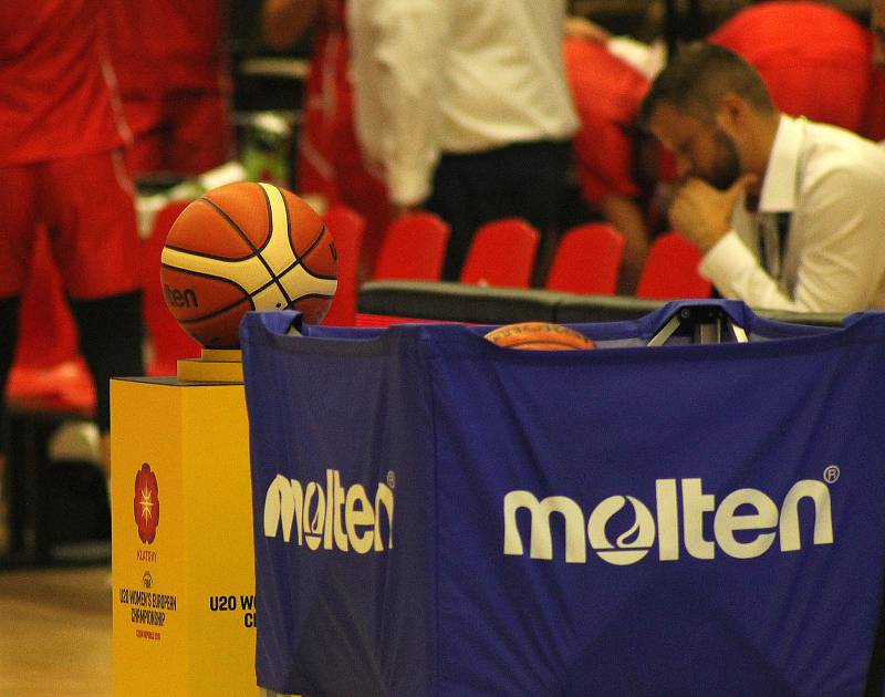 Úvodní zápas skupiny B mezi Běloruskem (v bílém) a Maďarskem (hráčky v červených dresech). Basketbalistky Maďarska vyhrály přesvědčivě 82:50.