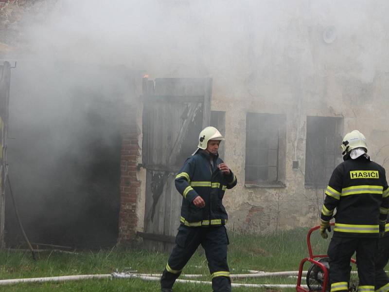 Požár bývalého zemědělského objektu v Ježovech.