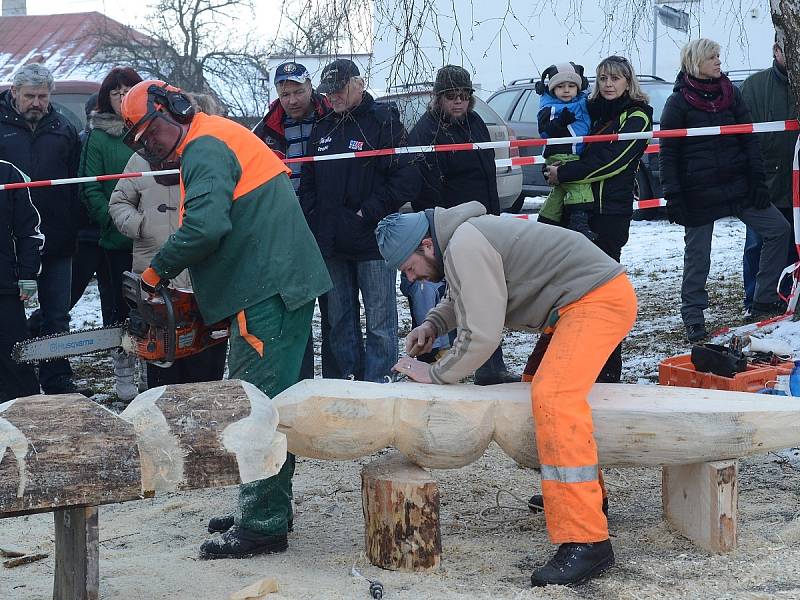 Motorovou pilou umí vytvořit  i mořského orla nebo vojáka