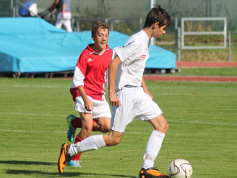 Krajský přebor starších žáků Sušice (v bílém) - Vejprnice 5:0.