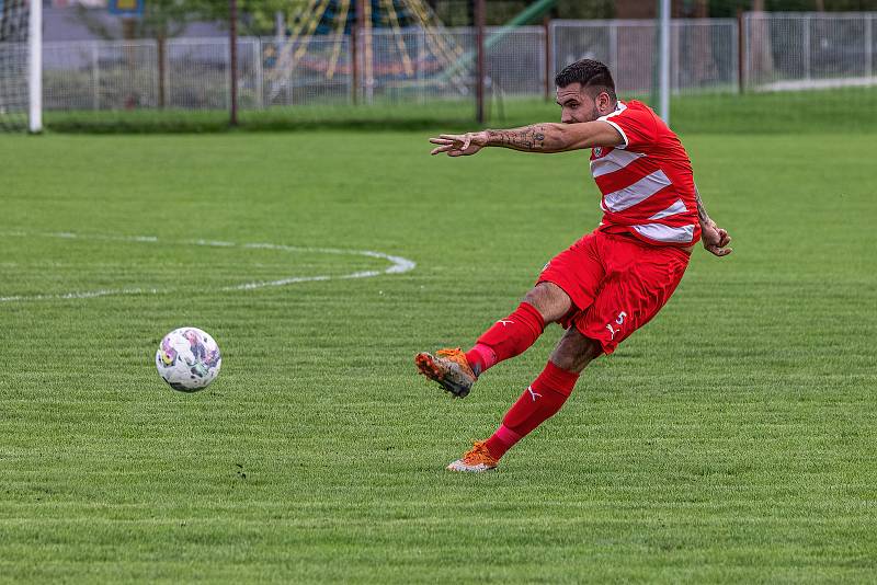 5. kolo OPM: FC Švihov (na snímku fotbalisté v červenobílých dresech) - TJ Sokol Chudenice (modří) 2:2 (2:0).