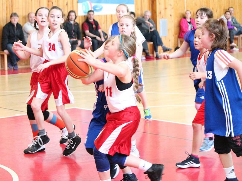 Nejmladší minižákyně U11 - kvalifikace o národní finále: BK Klatovy (bílé dresy) - BK Lokomotiva Karlovy Vary 58:14