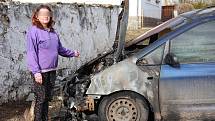 Bývalá manželka Romana V., podezřelého z vraždy a žhářství, ukazuje jedno ze shořelých aut.