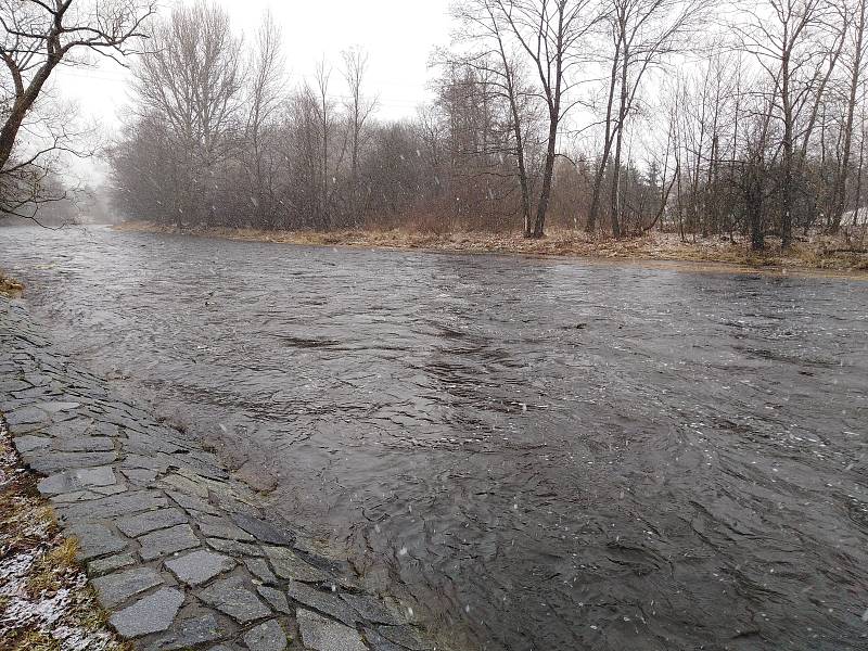Řeka Otava v Sušici po vydatném dešti v lednu 2021.