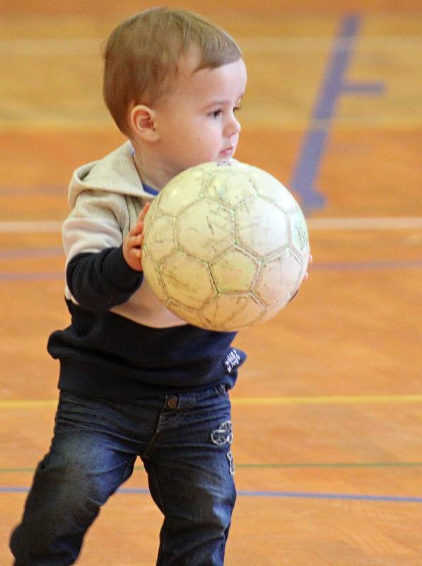 Snímky ze zápasu Chanovice (v červeném) vs. Neznašovy (zelené dresy) a Plánice (oranžové) vs. Dnešice (ve žlutém).