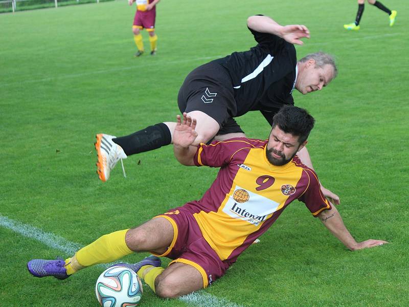 Hartmanice (na archivním snímku hráči v černých dresech) deklasovaly na domácím hřišti Kolinec vysoko 7:1.