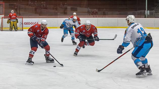 Hokejisté HC Stadion Cheb (na archivním snímku hráči v bílých dresech) porazili ve středečním utkání 12. kola nadstavby SHC Klatovy (červení).