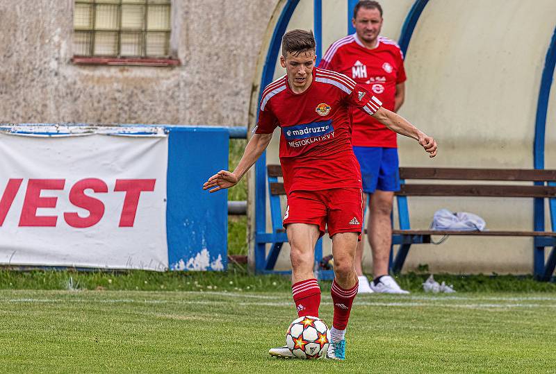 Klatovští fotbalisté (na archivním snímku hráči v červených dresech) porazili doma Tochovice 2:1 a slaví první body v nové sezoně.