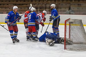 Krajská hokejová soutěž, skupina A, předkolo play-off, 1: zápas: TJ Start Luby (na snímku hráči v bílých dresech) - HC DTJ Klabava 2:4.