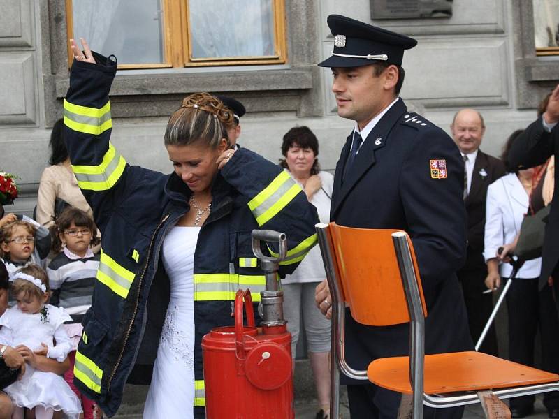 Hasičská a motorkářská svatba v Klatovech