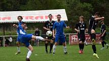 Fotbalisté TJ Měcholupy (na archivním snímku hráči v černých dresech) porazili ve 2. kola Poháru PKFS Baník Stříbro 4:0 a slaví postup do další fáze soutěže.