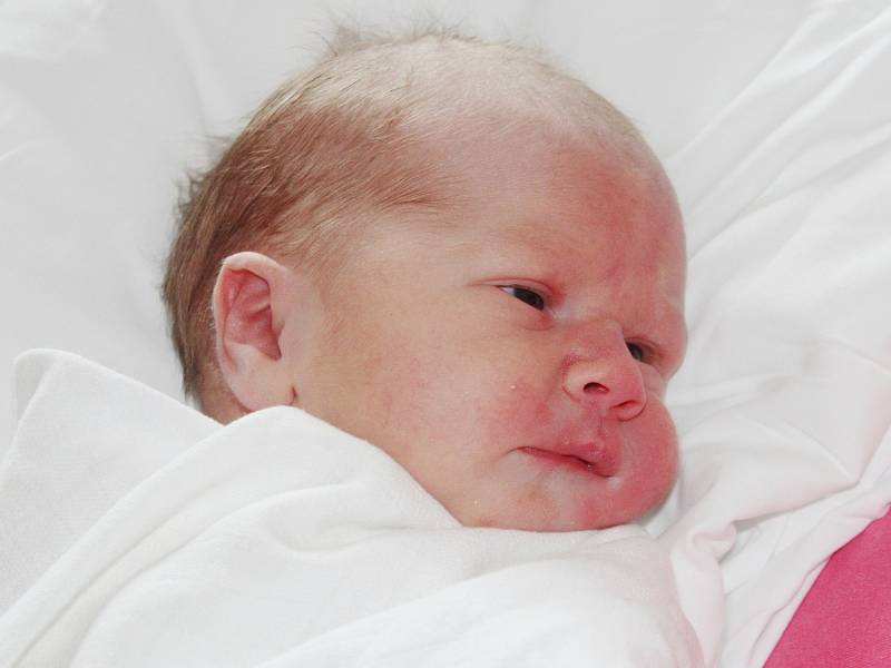 Josef Šimon z Milenců (2990 g, 49 cm) se narodil v klatovské porodnici 8. března ve 12.10 hodin. Rodiče Lucie a Josef věděli, že jejich prvorozené miminko bude chlapec.