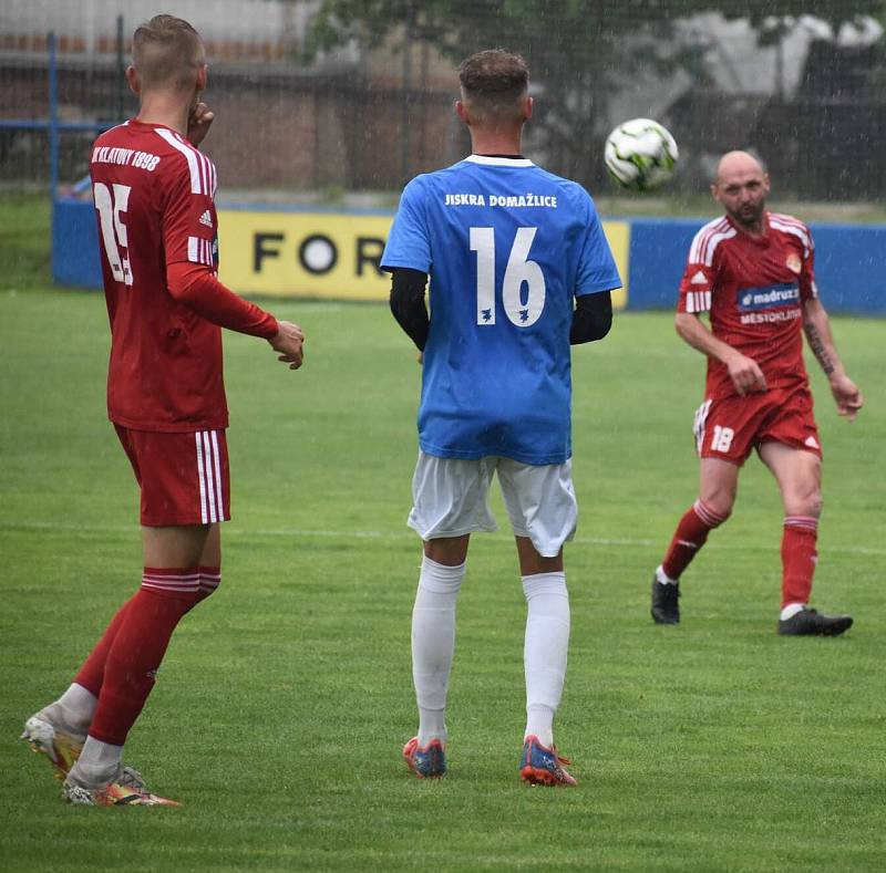 Fotbalisté SK Klatovy 1898 (na archivním snímku hráči v červených dresech) porazili po velkém boji béčko TJ Jiskra Domažlice (modří) 2:1.